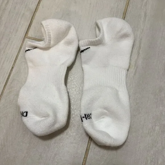 Women’s Nike Gym Socks - Picture 2 of 2